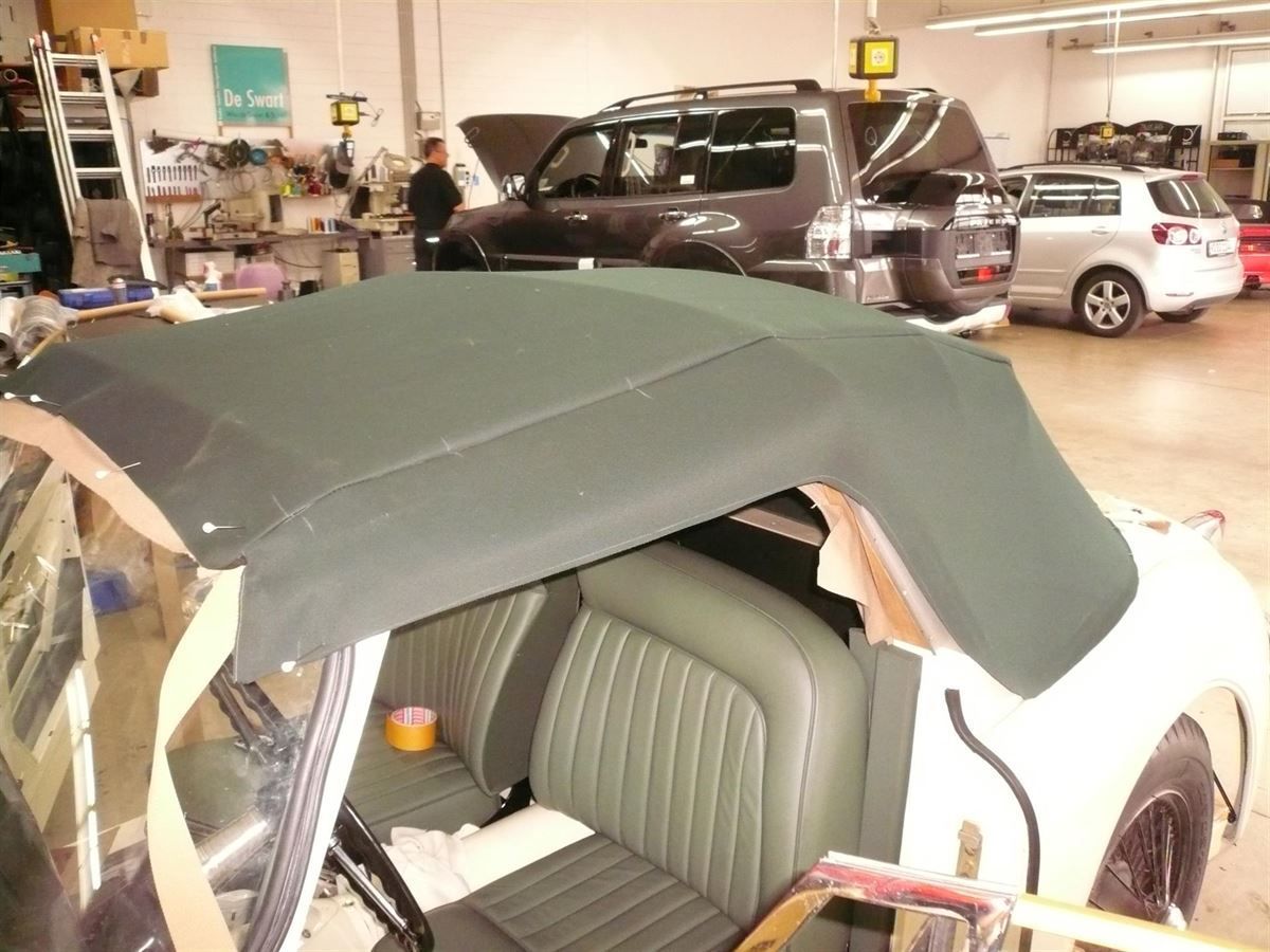 Jaguar XK150, Verdeckbezug in Sonnenland Stoff grün mit Innenhimmel und PVC Heckscheibe neu angefertigt und montiert.