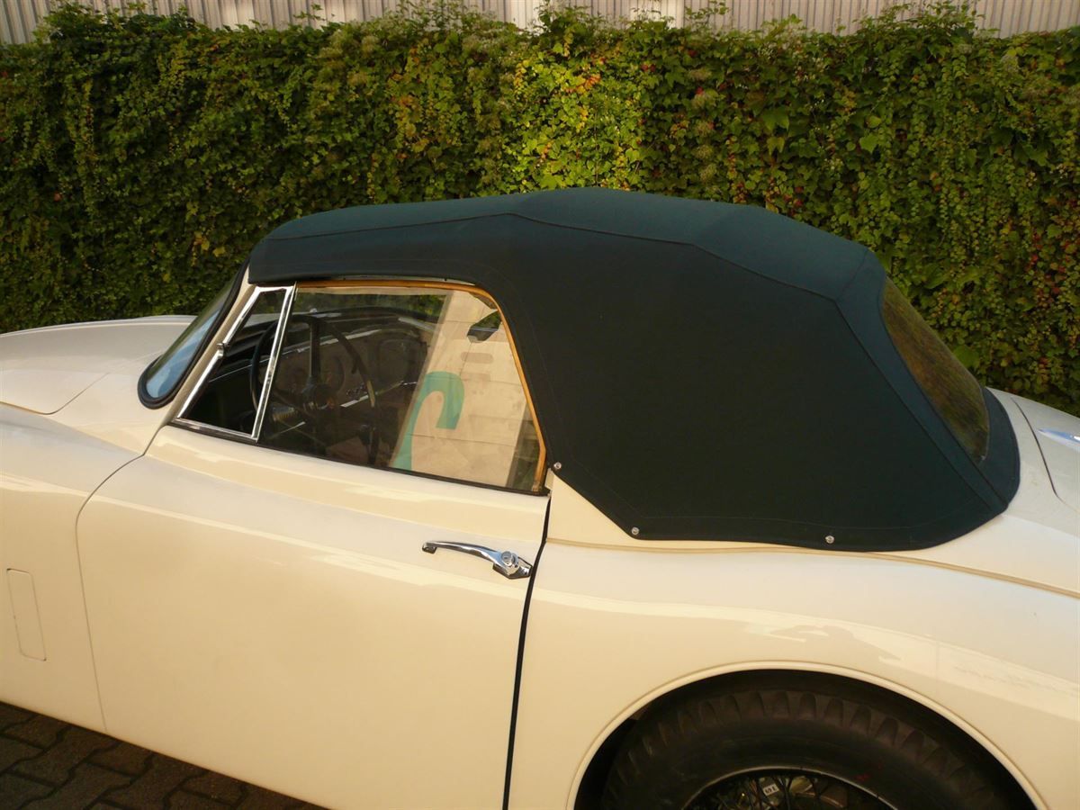 Jaguar XK150, Verdeckbezug in Sonnenland Stoff grün mit Innenhimmel und PVC Heckscheibe neu angefertigt und montiert.