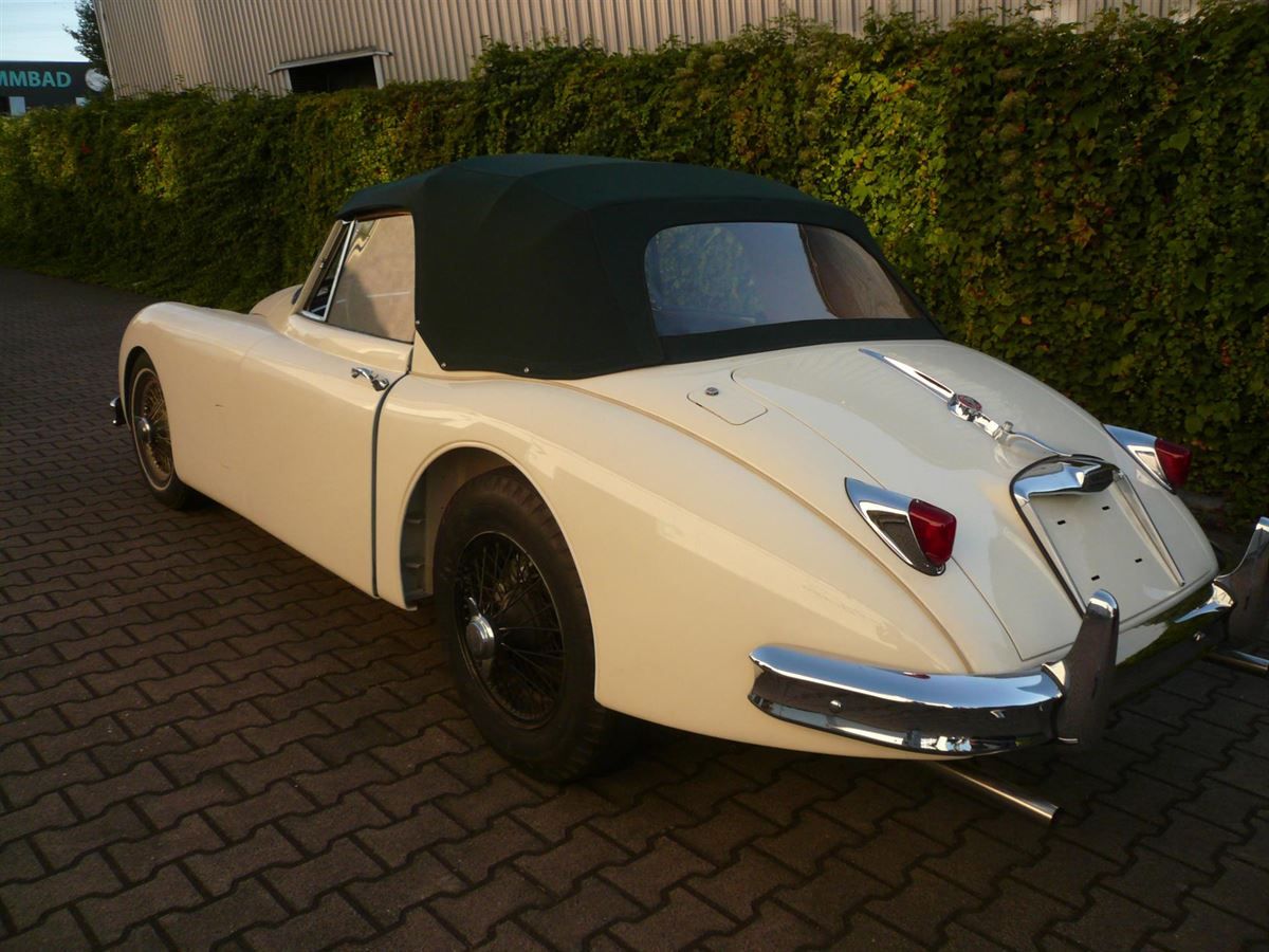 Jaguar XK150, Verdeckbezug in Sonnenland Stoff grün mit Innenhimmel und PVC Heckscheibe neu angefertigt und montiert.