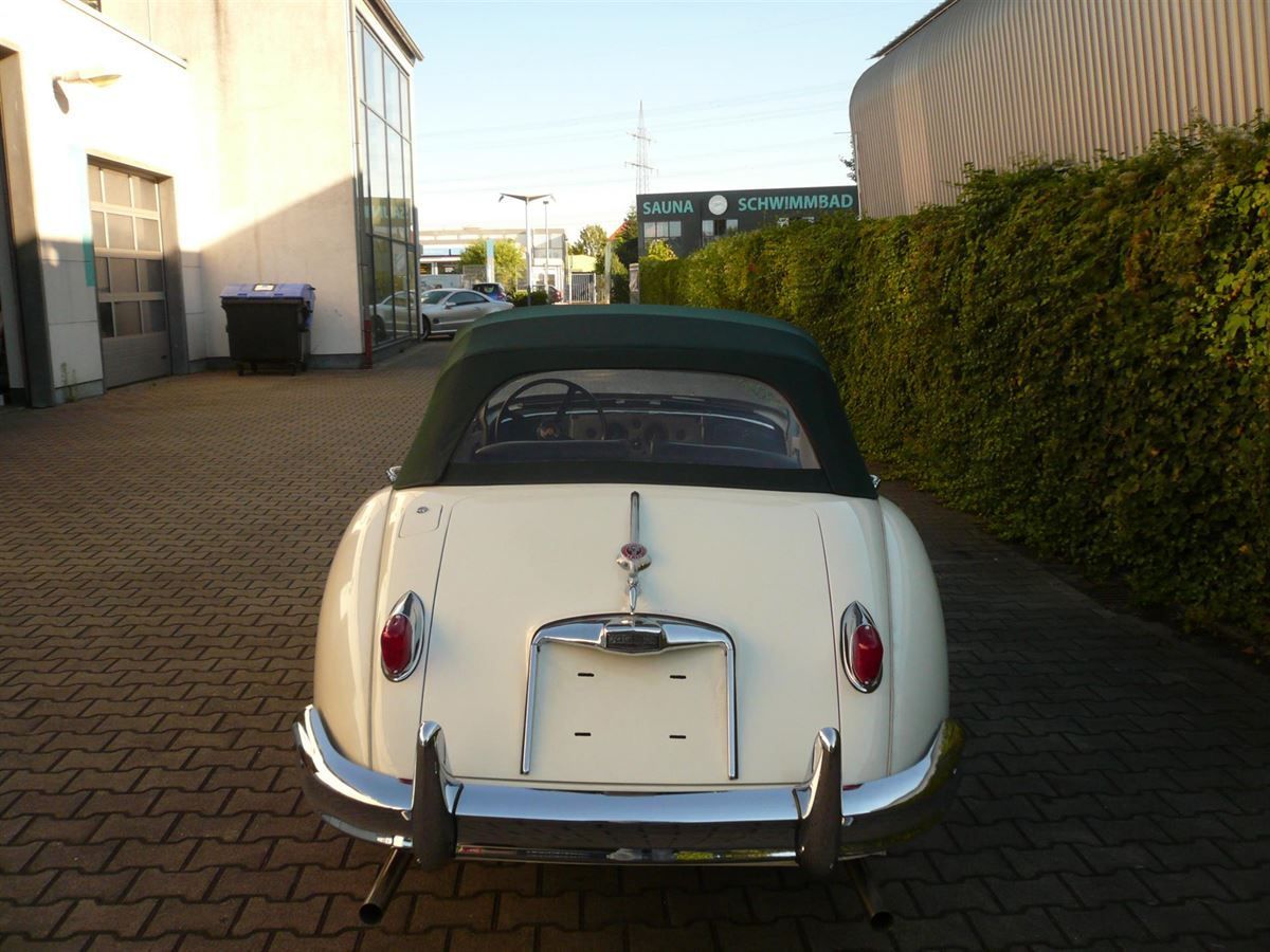Jaguar XK150, Verdeckbezug in Sonnenland Stoff grün mit Innenhimmel und PVC Heckscheibe neu angefertigt und montiert.
