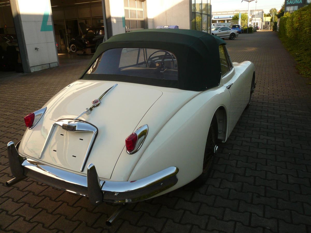 Jaguar XK150, Verdeckbezug in Sonnenland Stoff grün mit Innenhimmel und PVC Heckscheibe neu angefertigt und montiert.