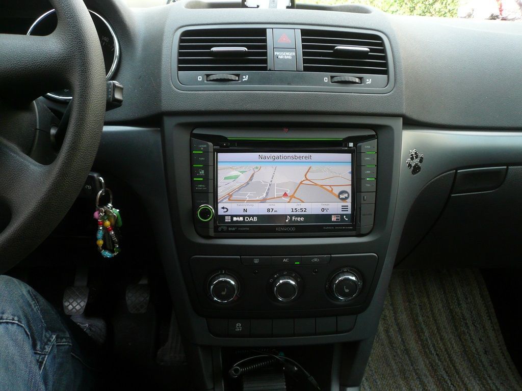 Kenwood DNX518VDABS fahrzeugspezifische Navigation im Skoda Yeti montiert.