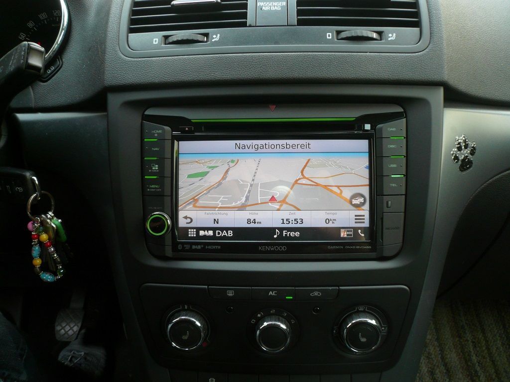 Kenwood DNX518VDABS fahrzeugspezifische Navigation im Skoda Yeti montiert.