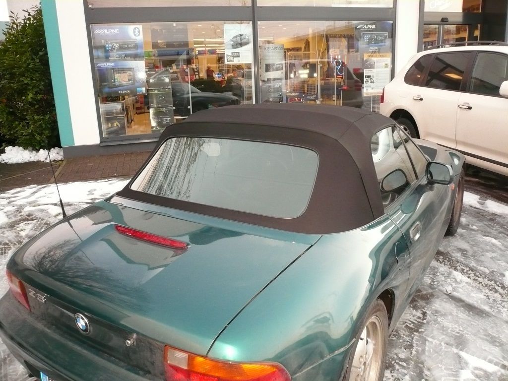 BMW Z3 , Verdeckbezug Sonnenland Stoff schwarz geliefert und montiert.
