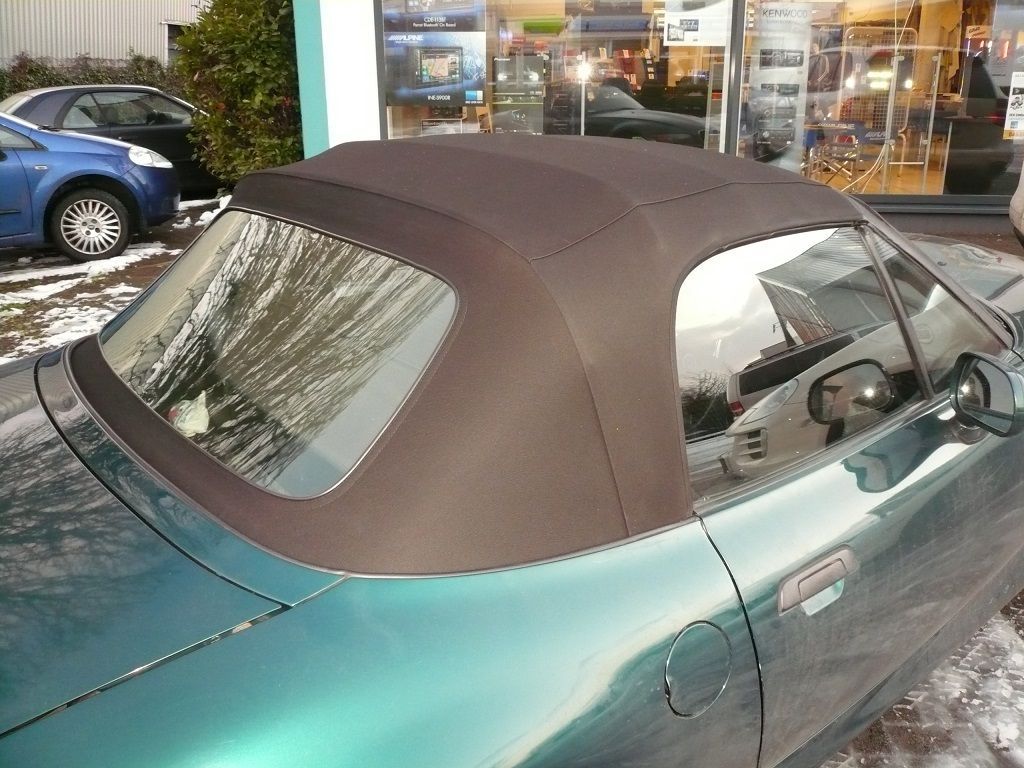BMW Z3 , Verdeckbezug Sonnenland Stoff schwarz geliefert und montiert.