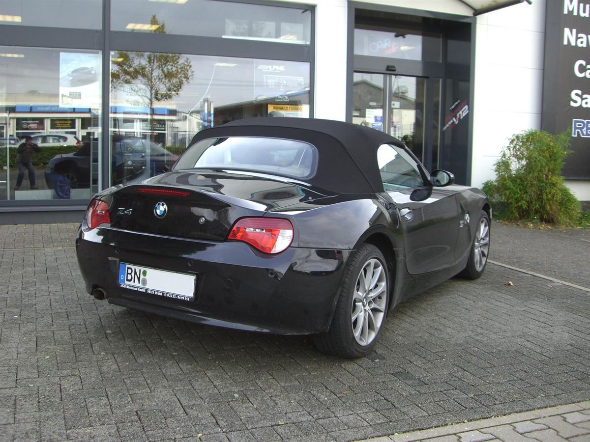 BMW Z4 , Verdeckbezug Sonnenland Stoff schwarz geliefert und montiert.