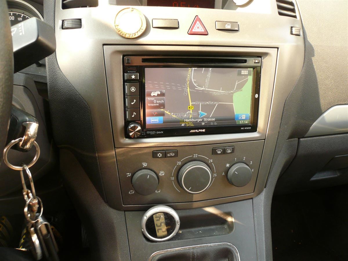 Alpine Doppel-DIN Navigation im Opel Zafira nachgerüstet. Werkseitige Lenkrad-Fernbedienung auf das Alpine Navi adaptiert.