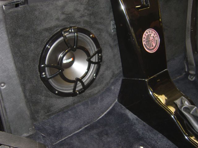 MB Quart 30cm Subwoofer hinter dem Beifahrersitz montiert