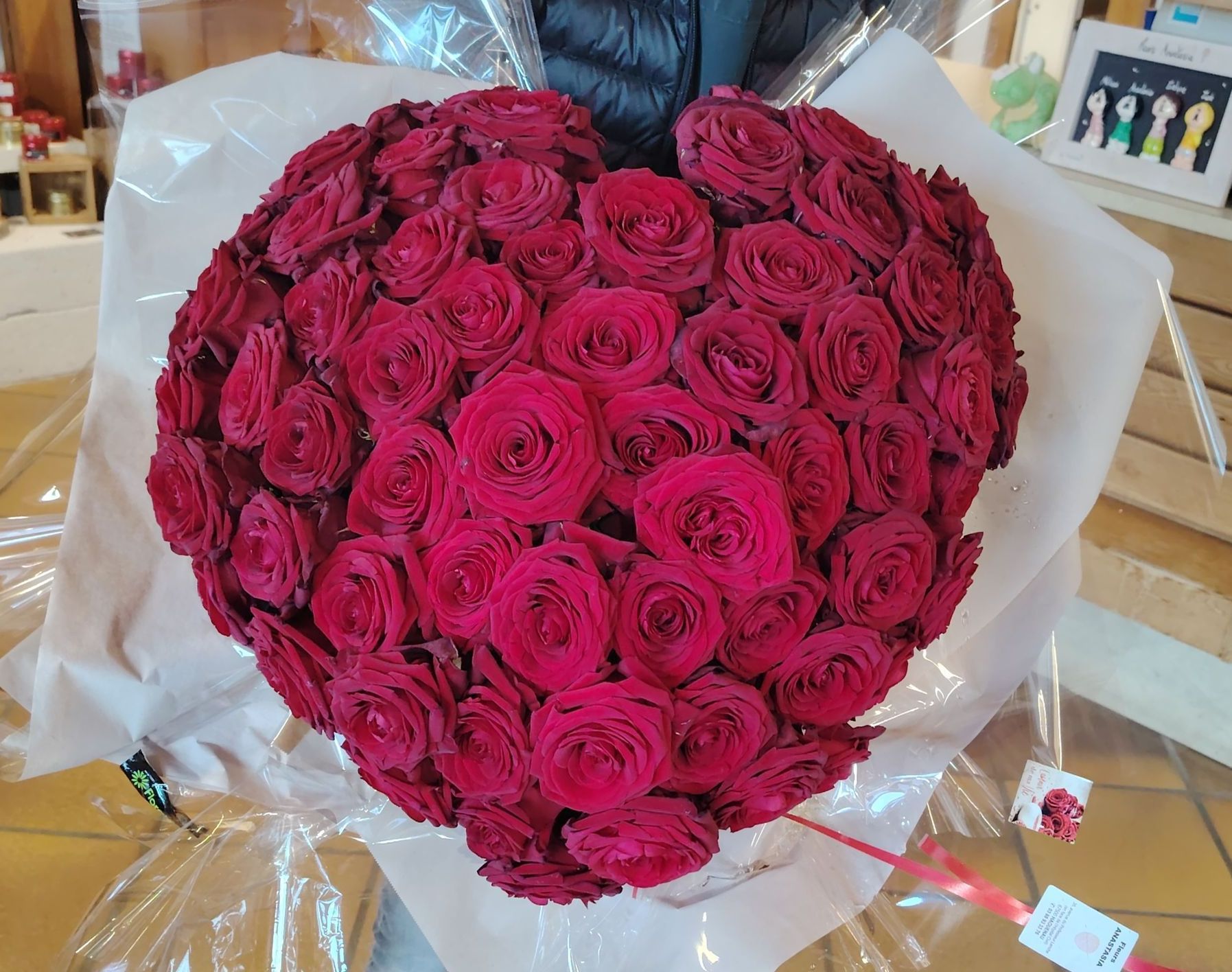 Assortiment de roses rouges et roses