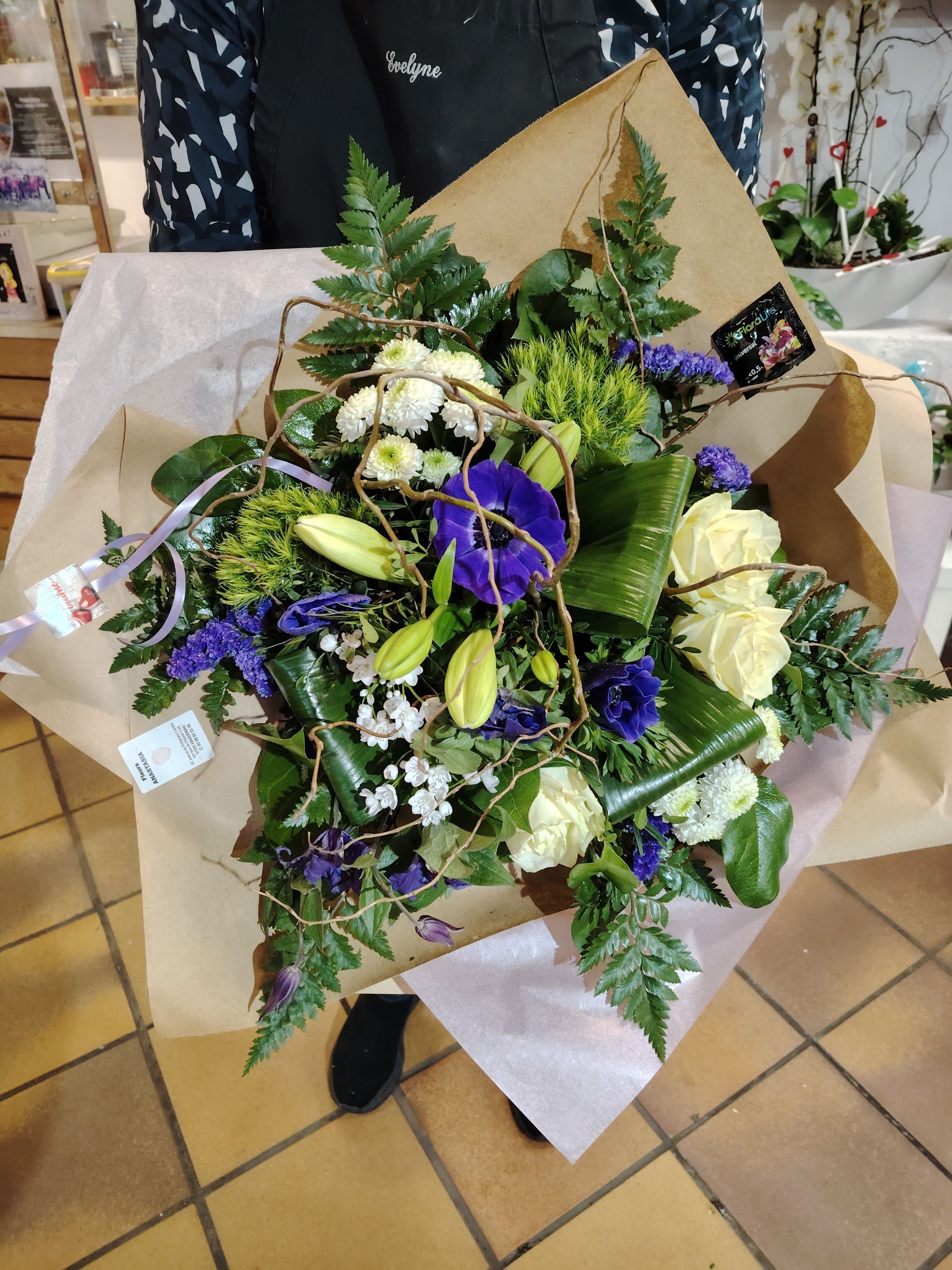 Bouquet de fleurs fraîches blanches et beiges