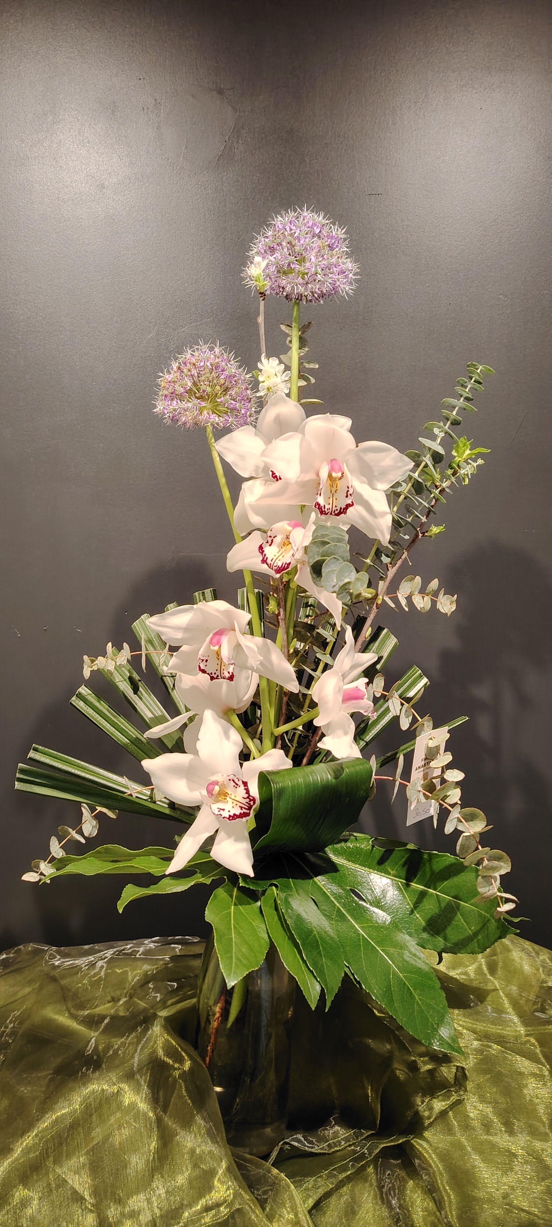 Jeune maman qui reçoit un bouquet à la maternité