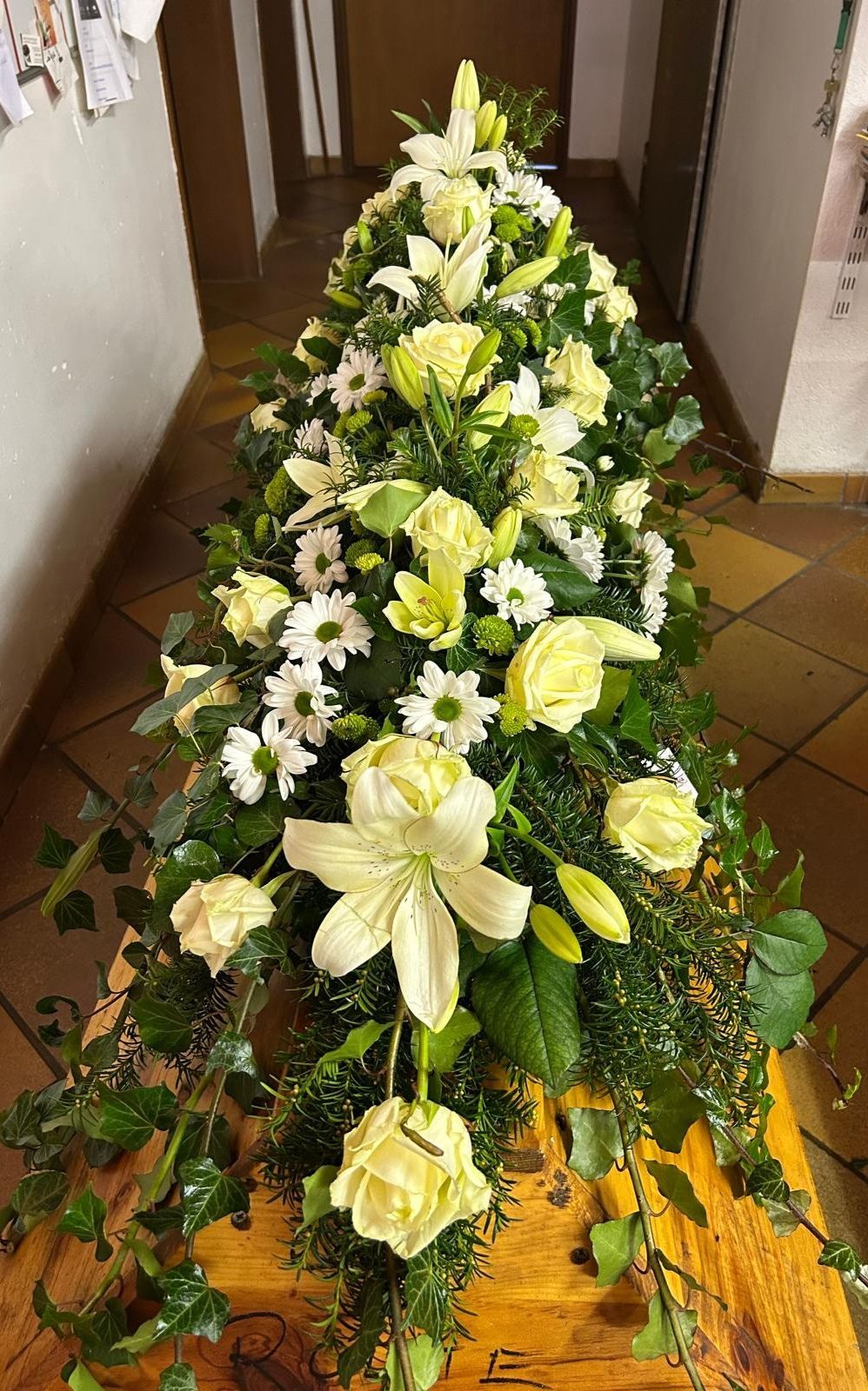 Composition florale sur un cercueil en bois