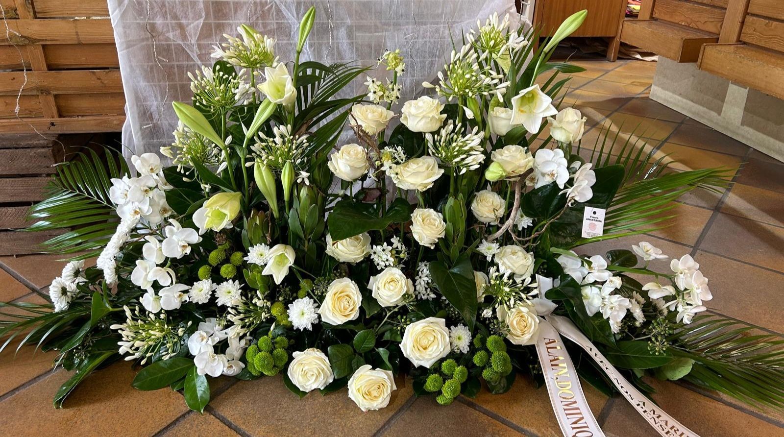 Cercueil avec une composition florale dessus