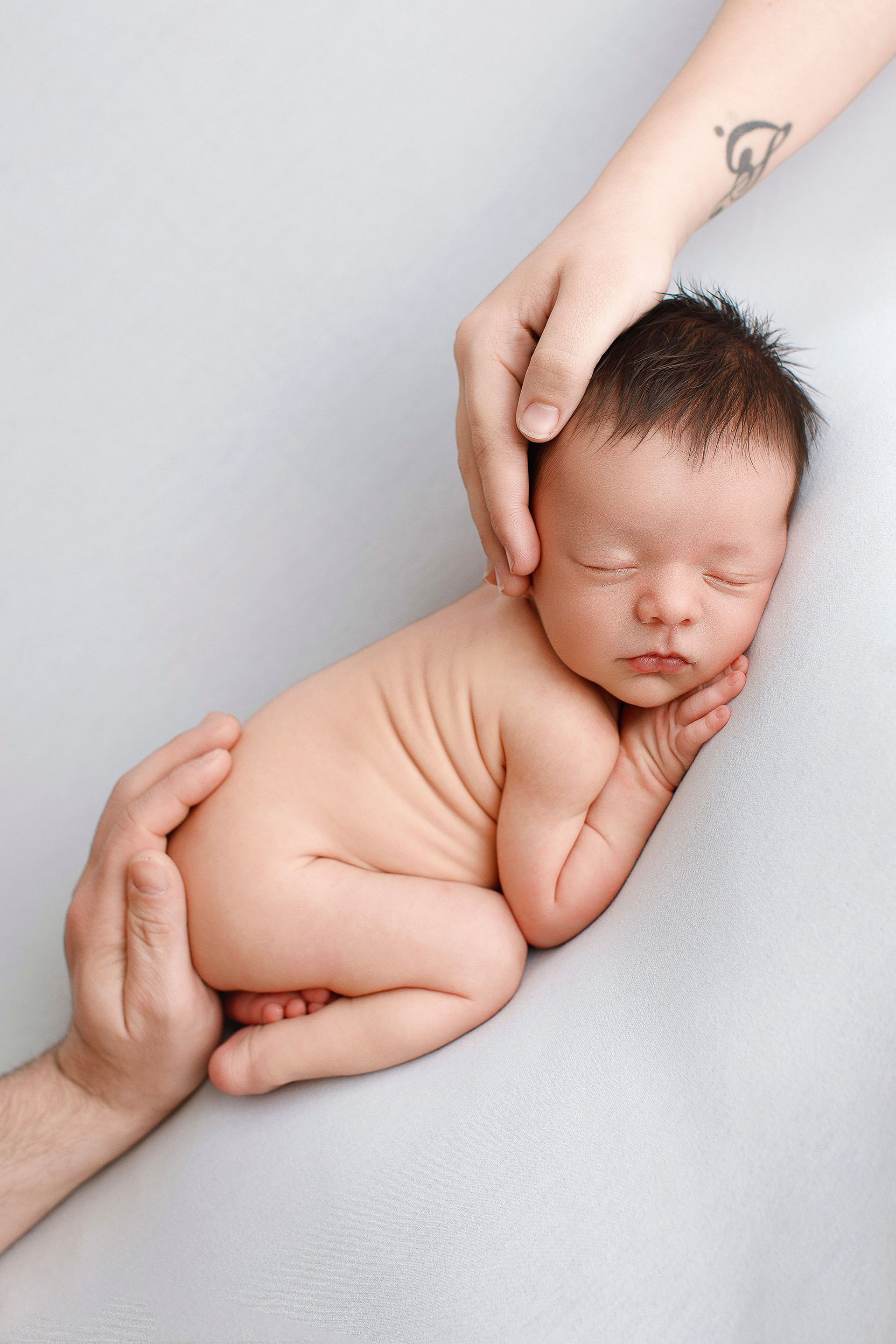 Una mujer sostiene a un bebé recién nacido.