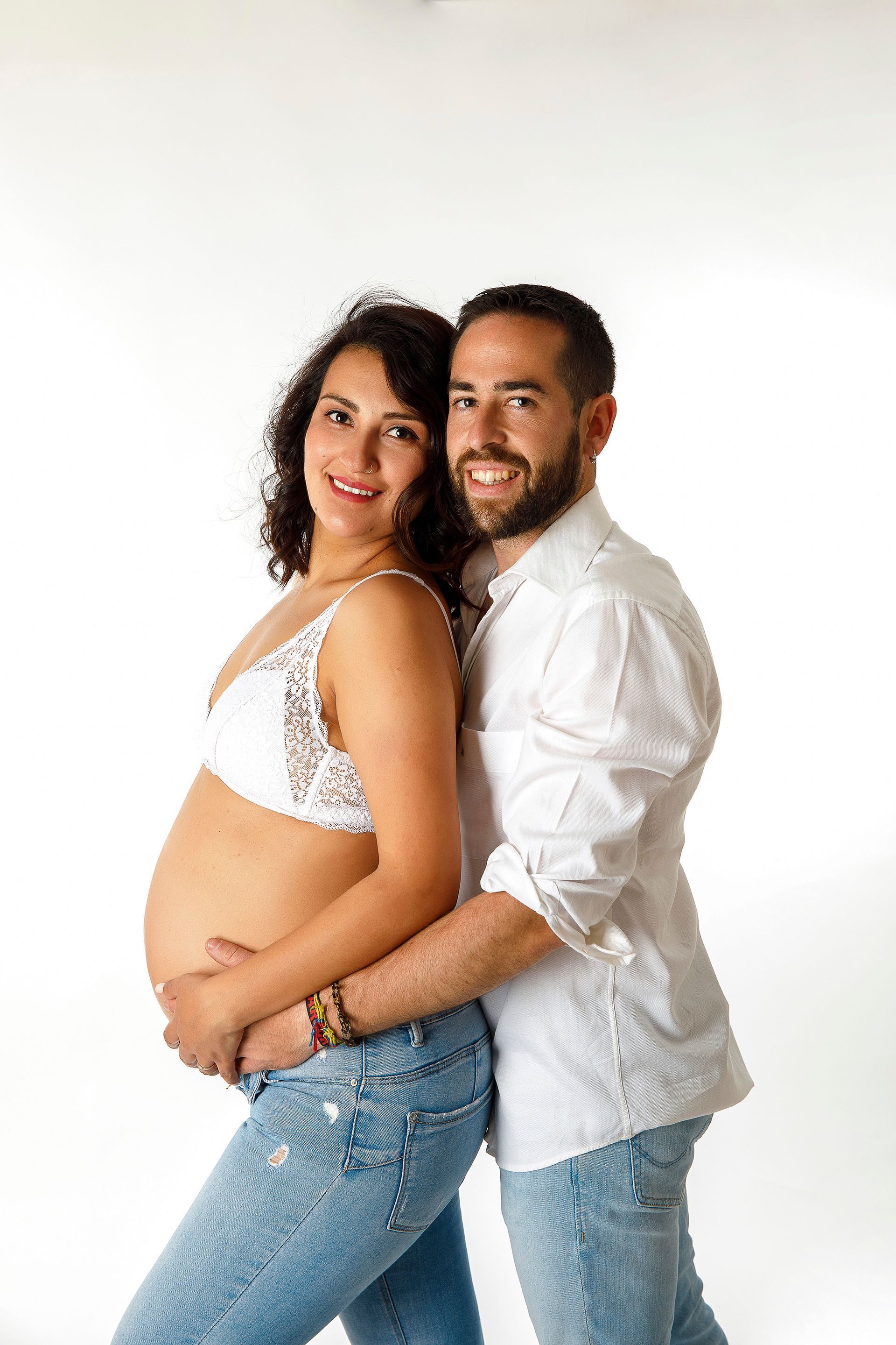 Un hombre y una mujer embarazada posan para una fotografía.