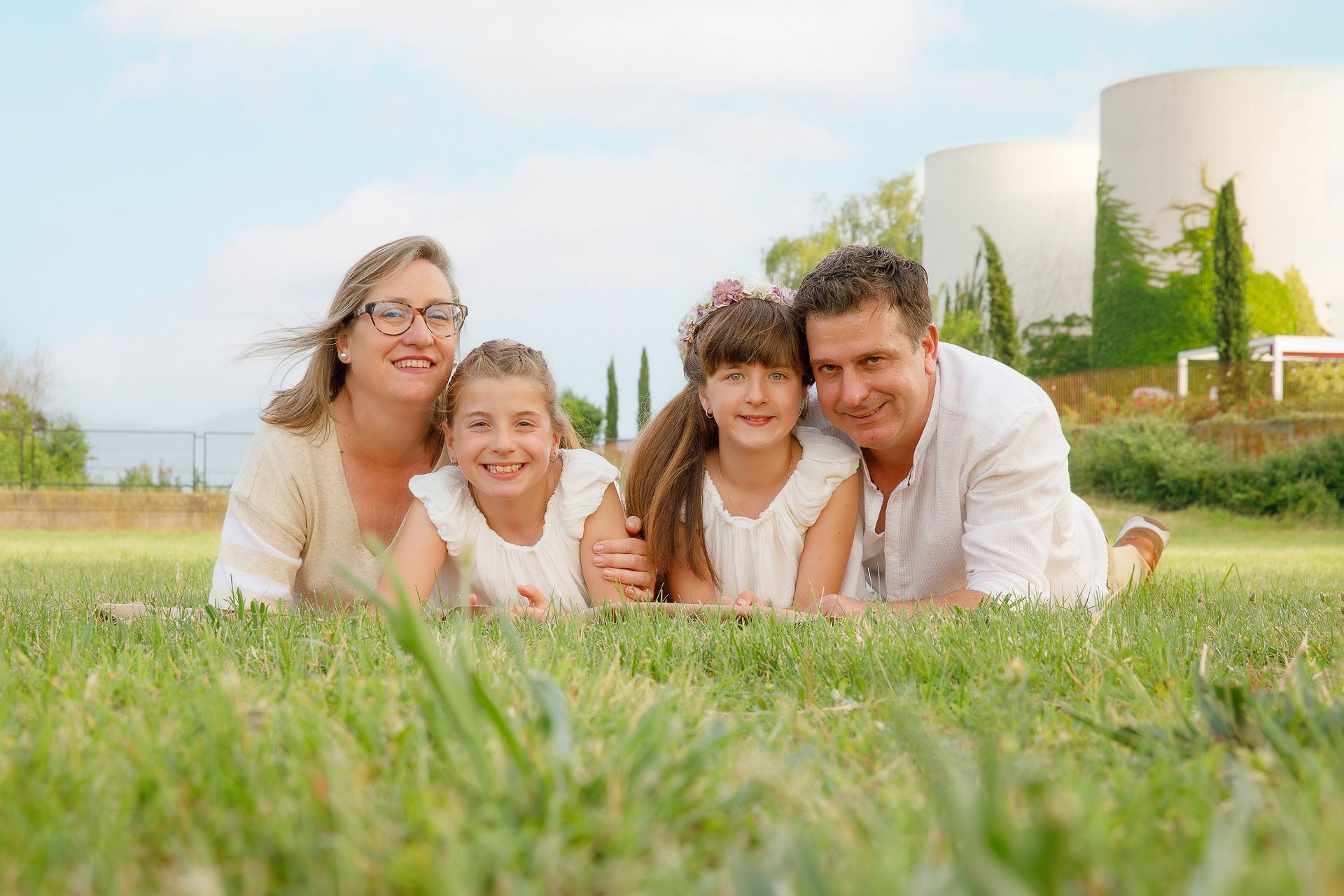 Una familia está acostada junta en el césped.