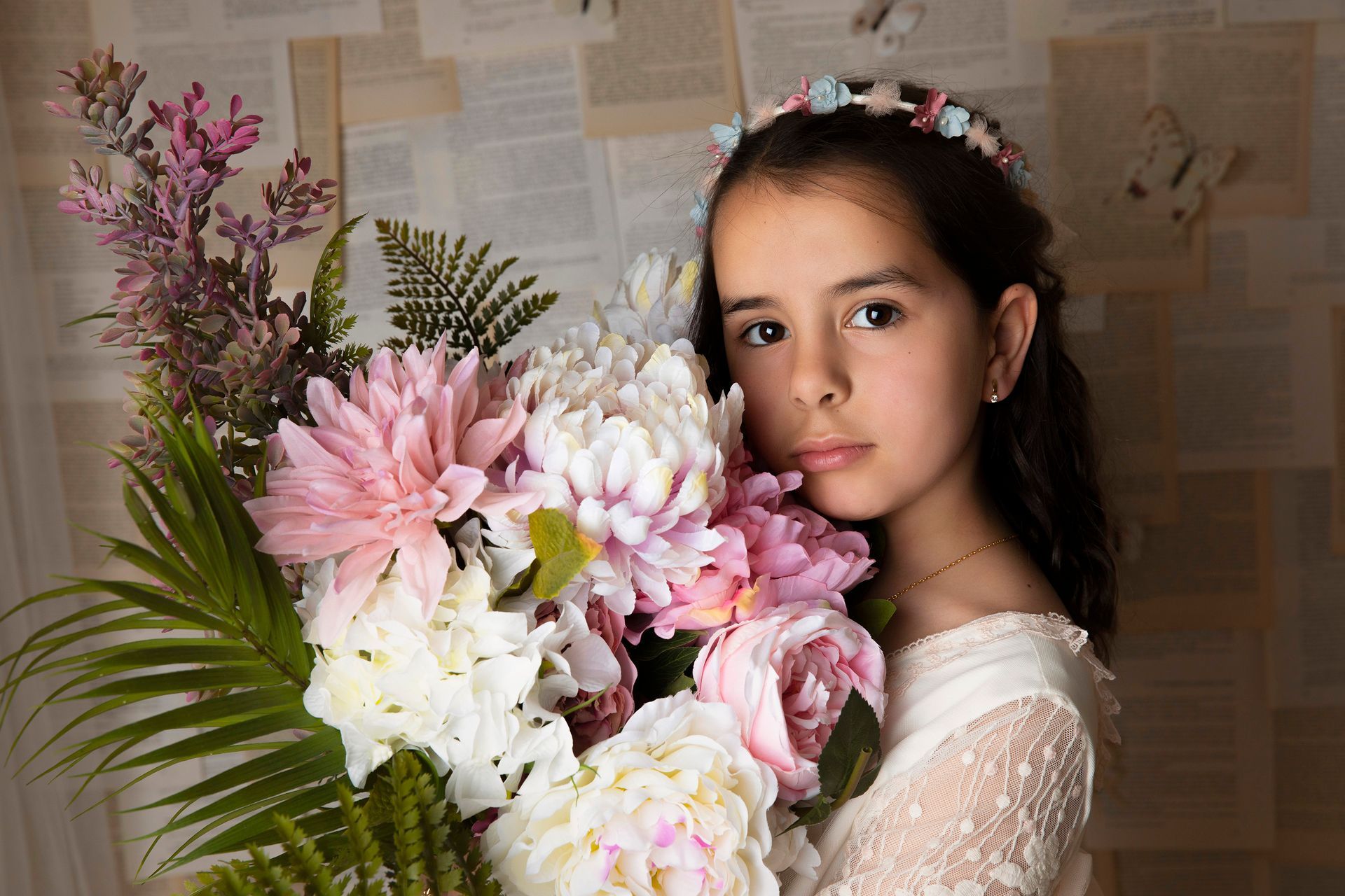 Una niña sostiene un ramo de flores.