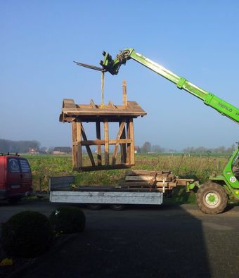 Ein grüner Kranich mit dem Wort Merlo darauf