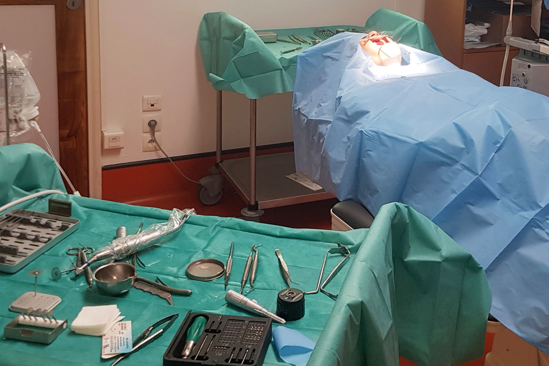 Opération dentaire par des chirurgiens