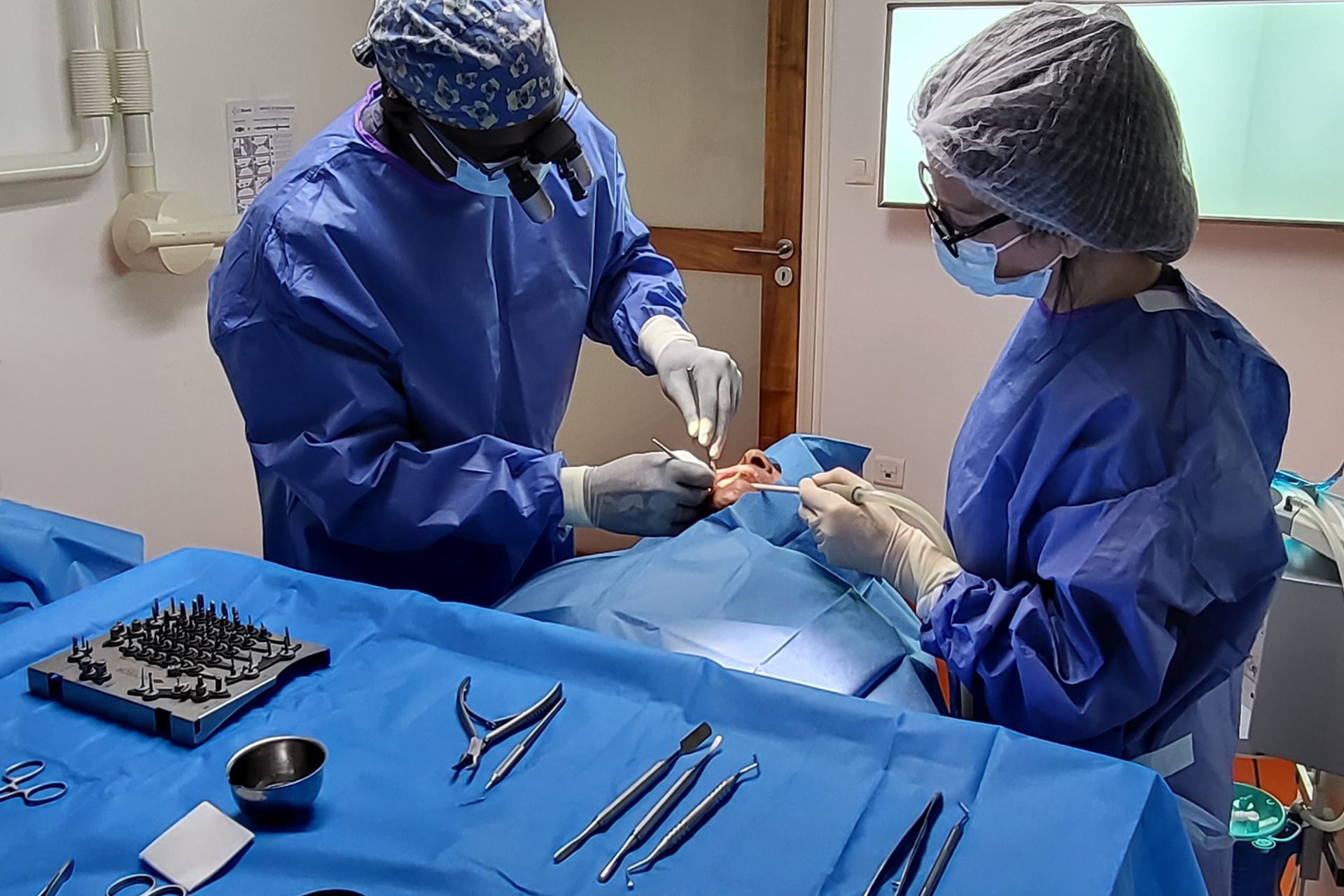 Chirurgiens dentistes en train d'opérer