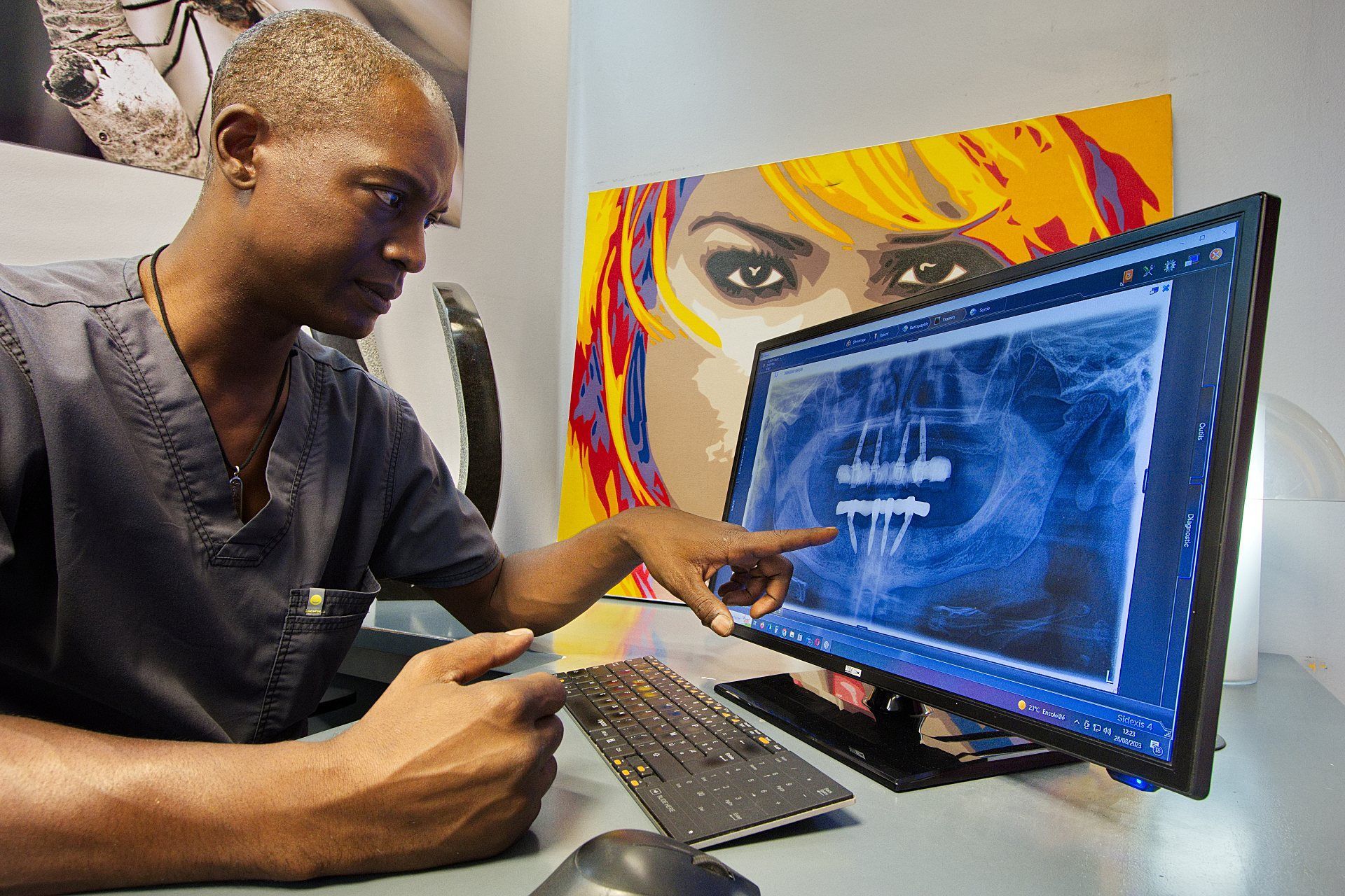 Homme montrant une de ses dents