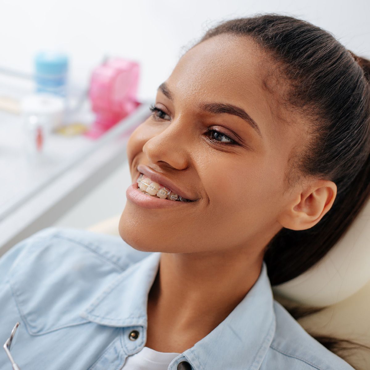 Jeune femme avec bagues dentaires