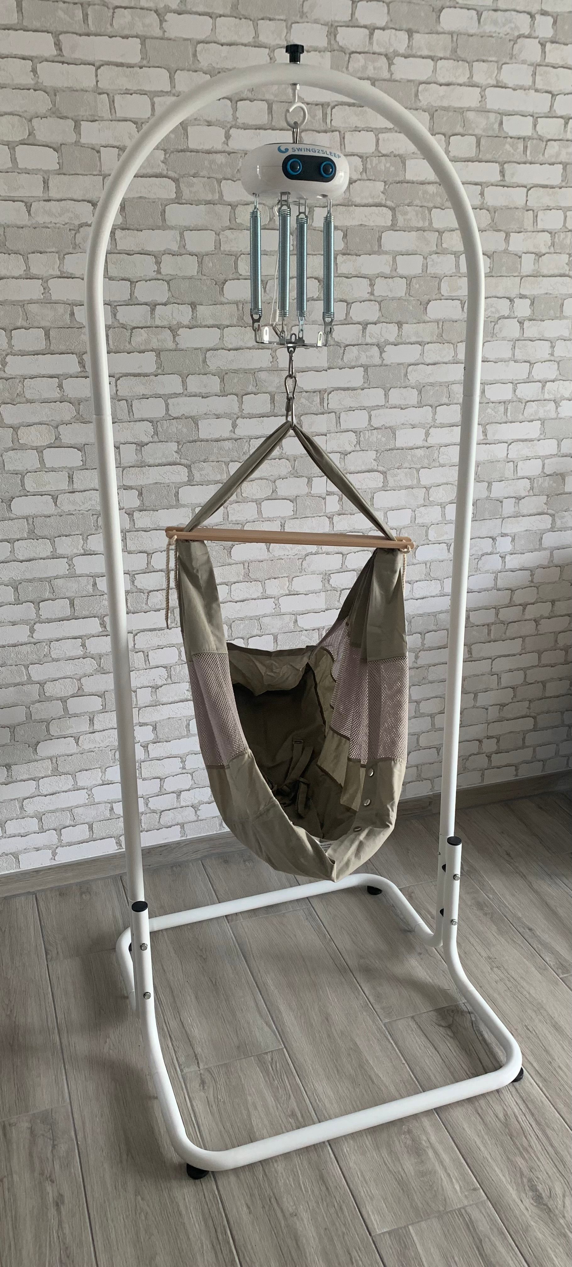 Eine weiße Federwiegen von Swing2Sleep aus Metall