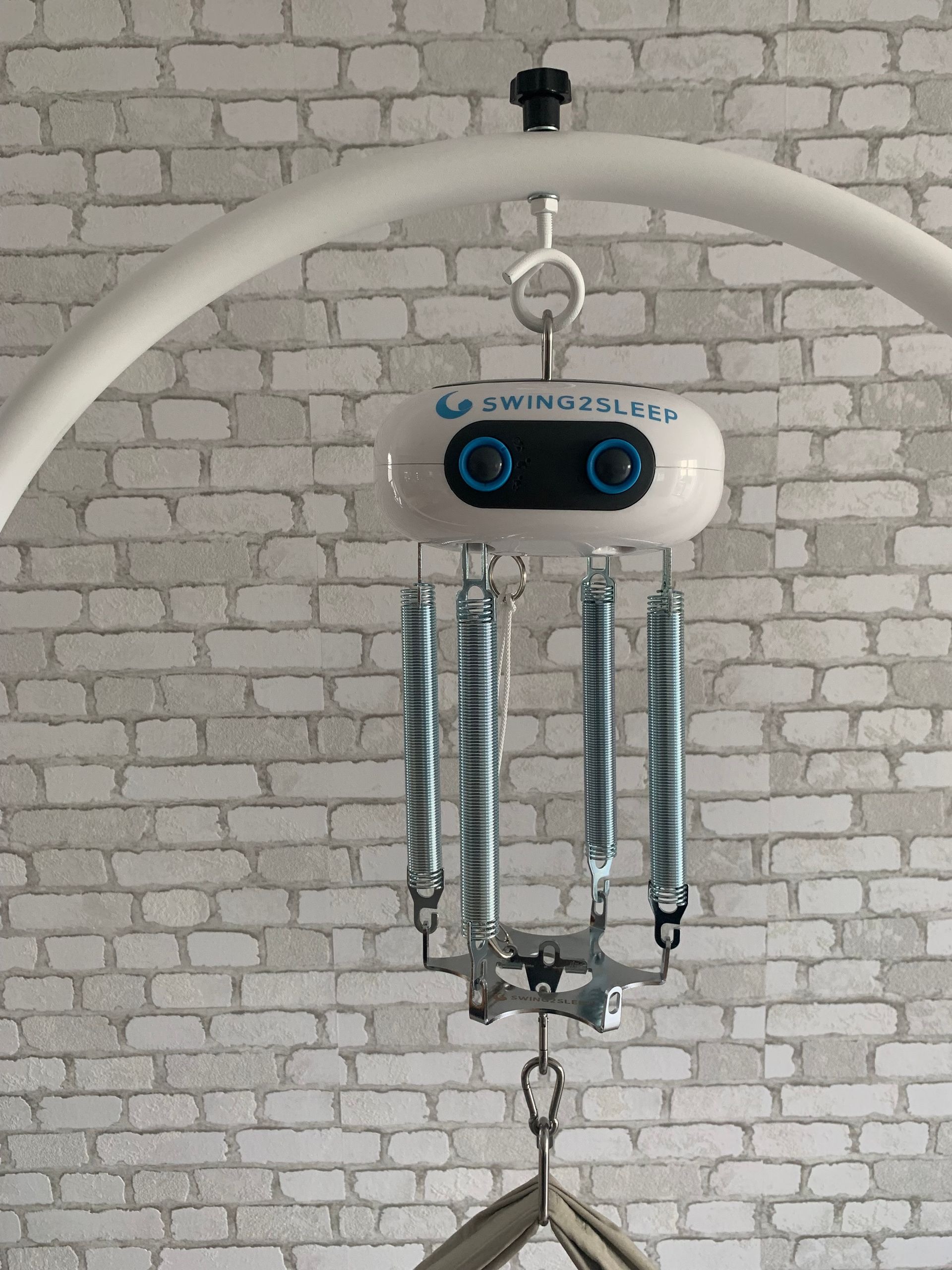 Der Motor einer weißen Federwiegen von Swing2Sleep aus Metall