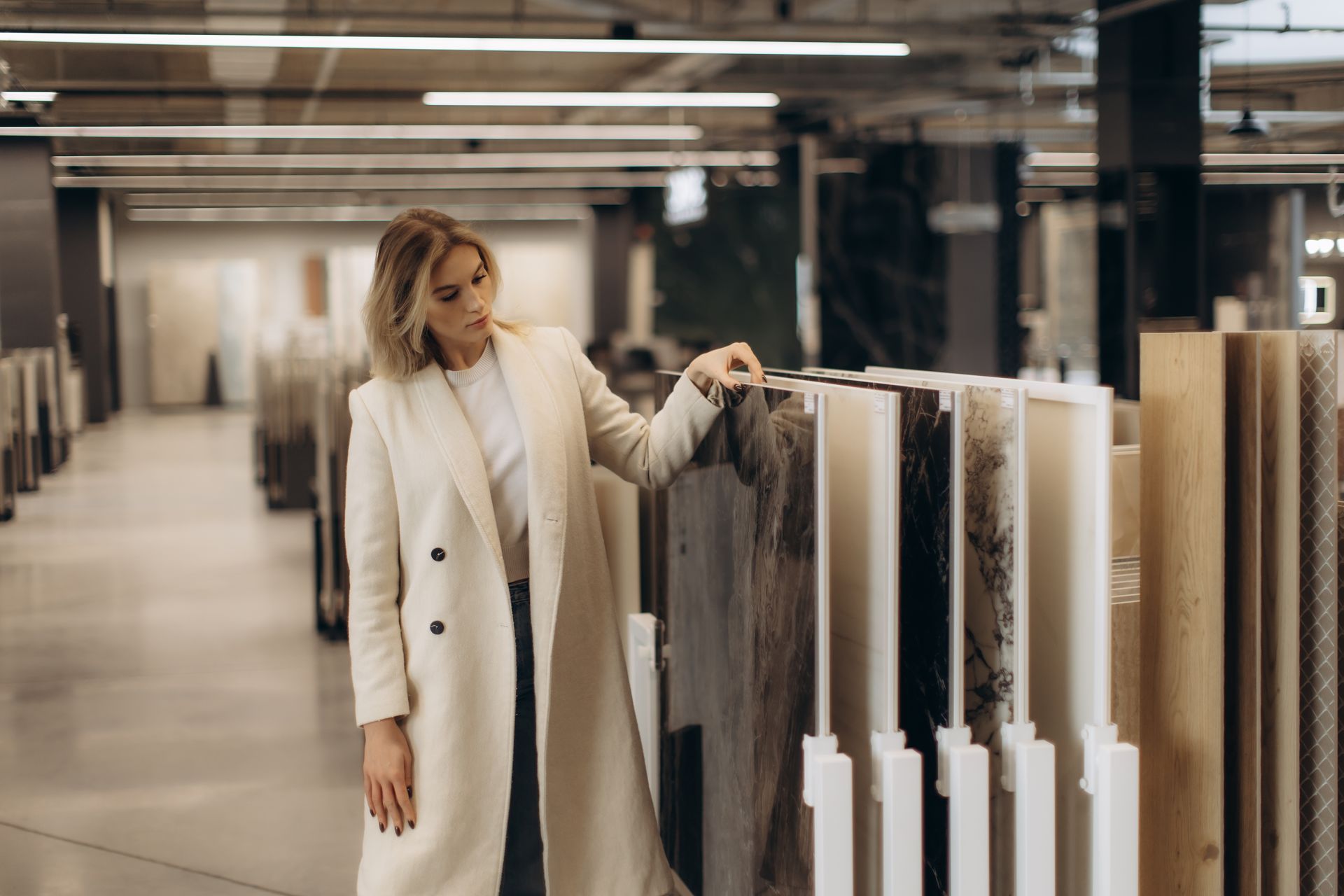 Une femme dans un magasin de revêtements