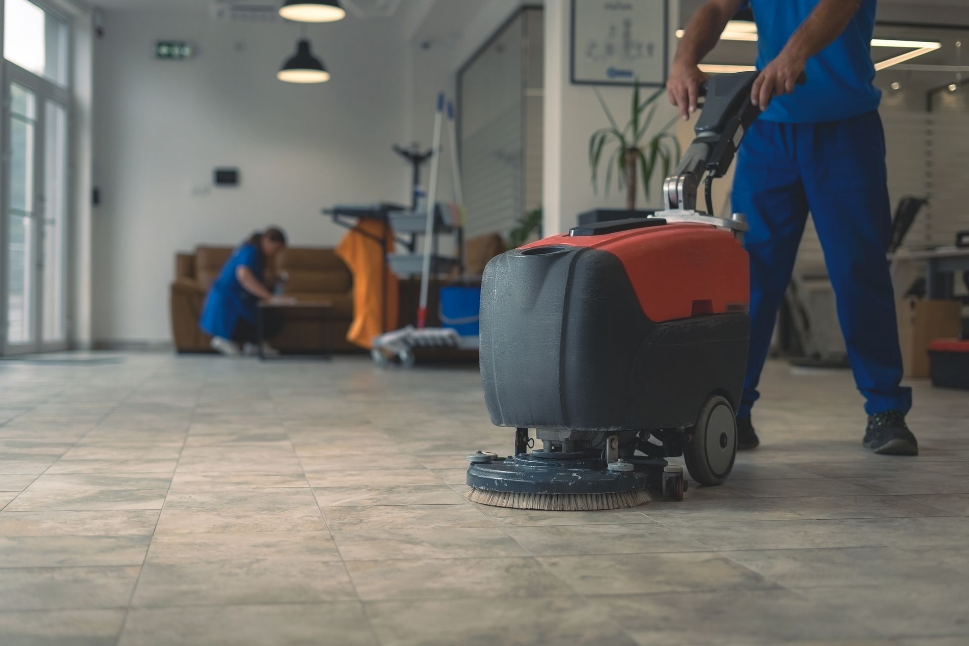 Une nettoyeuse industrielle pour revêtements de sol