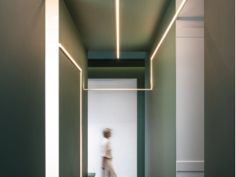Des lumières LED intégrées au mur et au plafond