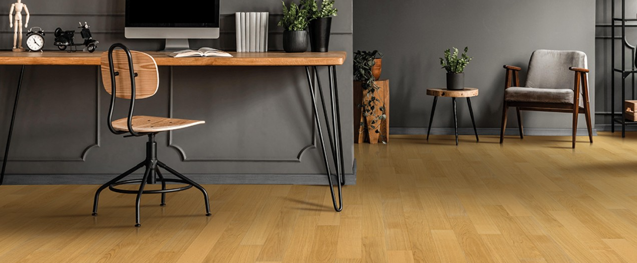 Un espace de travail avec un sol en parquet