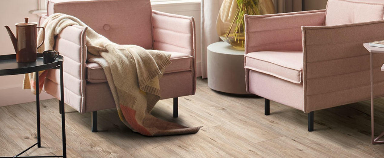 Deux fauteuils roses sur un sol en PVC