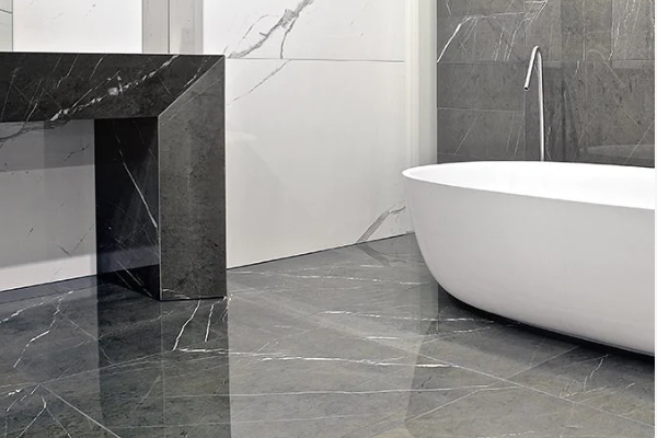 Une salle de bains avec du carrelage à effet marbre