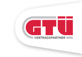 Abzeichen für König Kfz-Meisterbetrieb: Bewertung „Sehr gut“ mit fünf Sternen und einem QR-Code zur Bewertung.