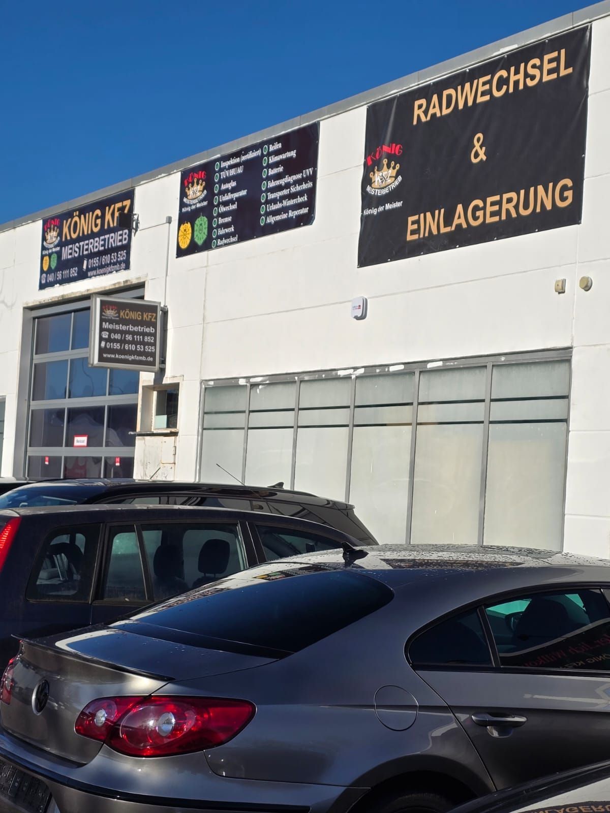 Zwei Autos parken vor einem Gebäude mit der Aufschrift „Radwechsel & Einlagerung“