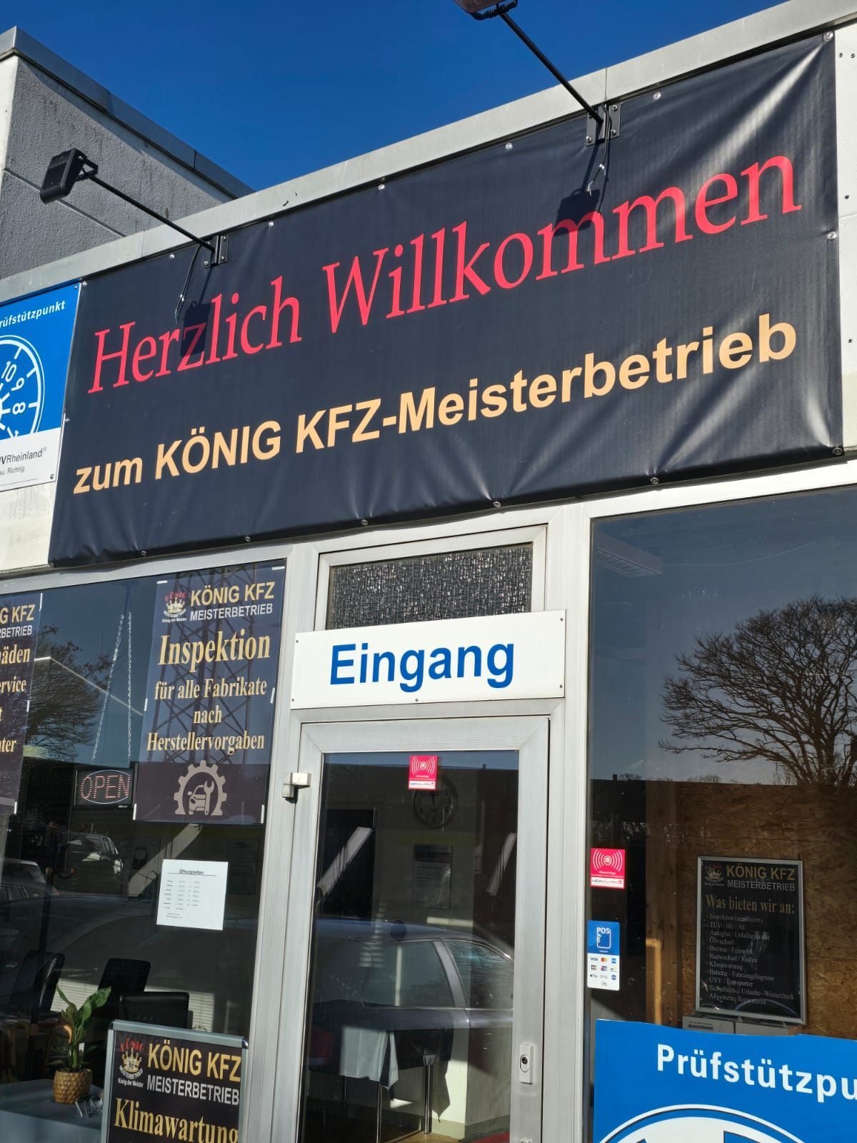 Ein Geschäftseingang mit einem Schild auf dem steht: 