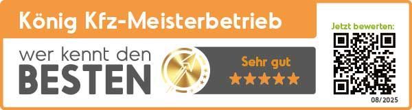 Abzeichen für König Kfz-Meisterbetrieb: Bewertung „Sehr gut“ mit fünf Sternen und einem QR-Code zur Bewertung.