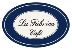Un logotipo ovalado de color azul marino que presenta un centro de color crema con el texto "La F&aacute;brica Caf&eacute;"