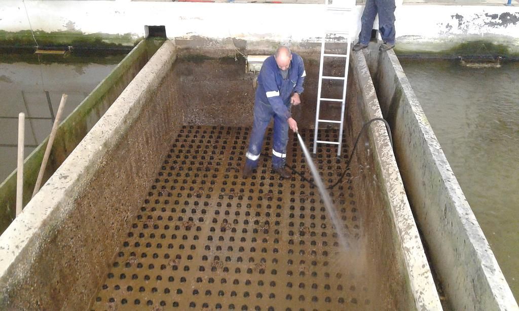 Nettoyage en cours d'une cuve avec un jet d'eau