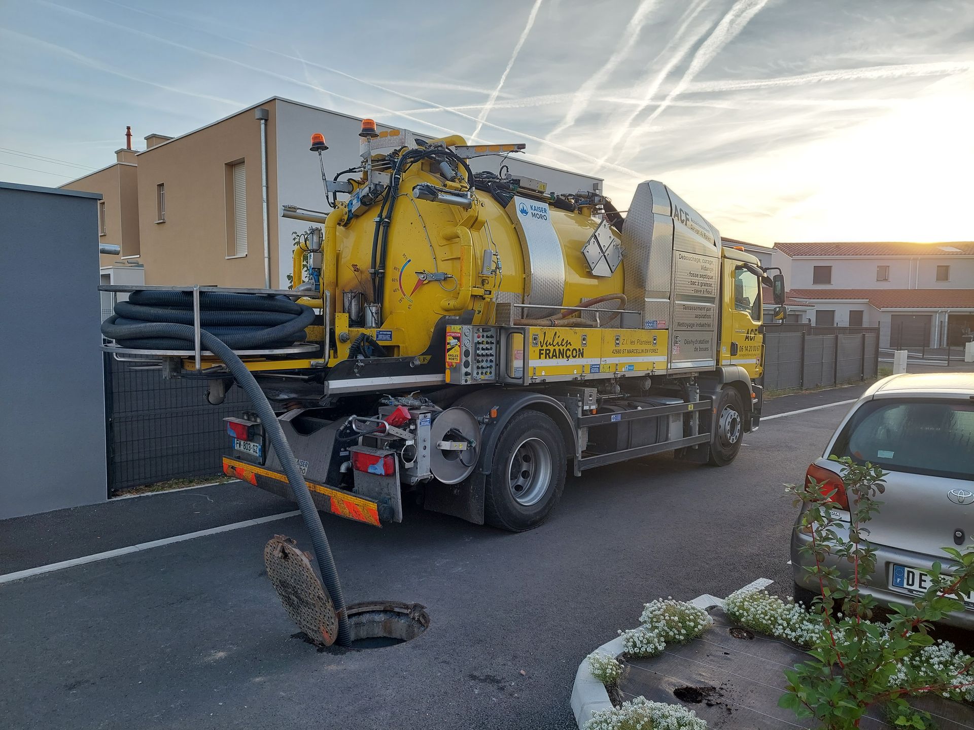 Un camion jaune ACF réalise un curage de canalisations