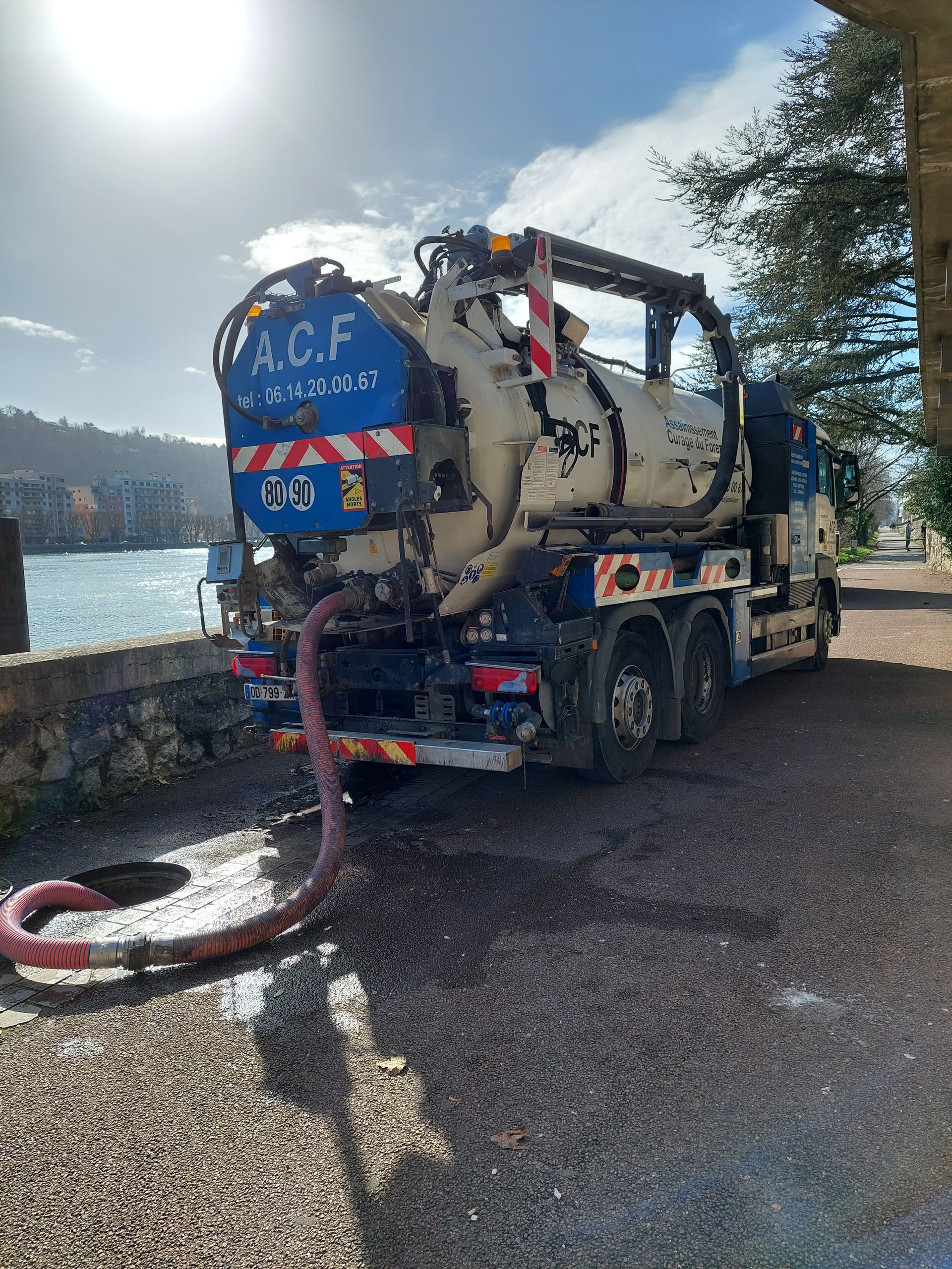 ACF réalise le curage d'égouts de la Vienne avec un camion blanc et bleu