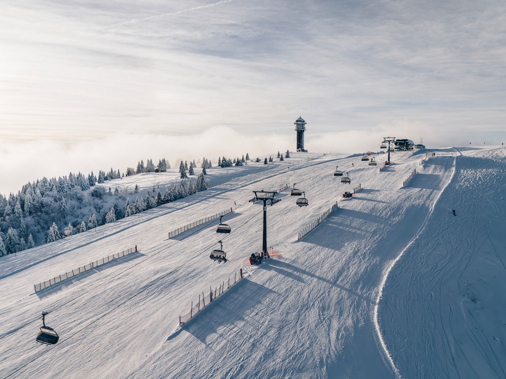 Skigebiet Feldberg mit Feldbergturm