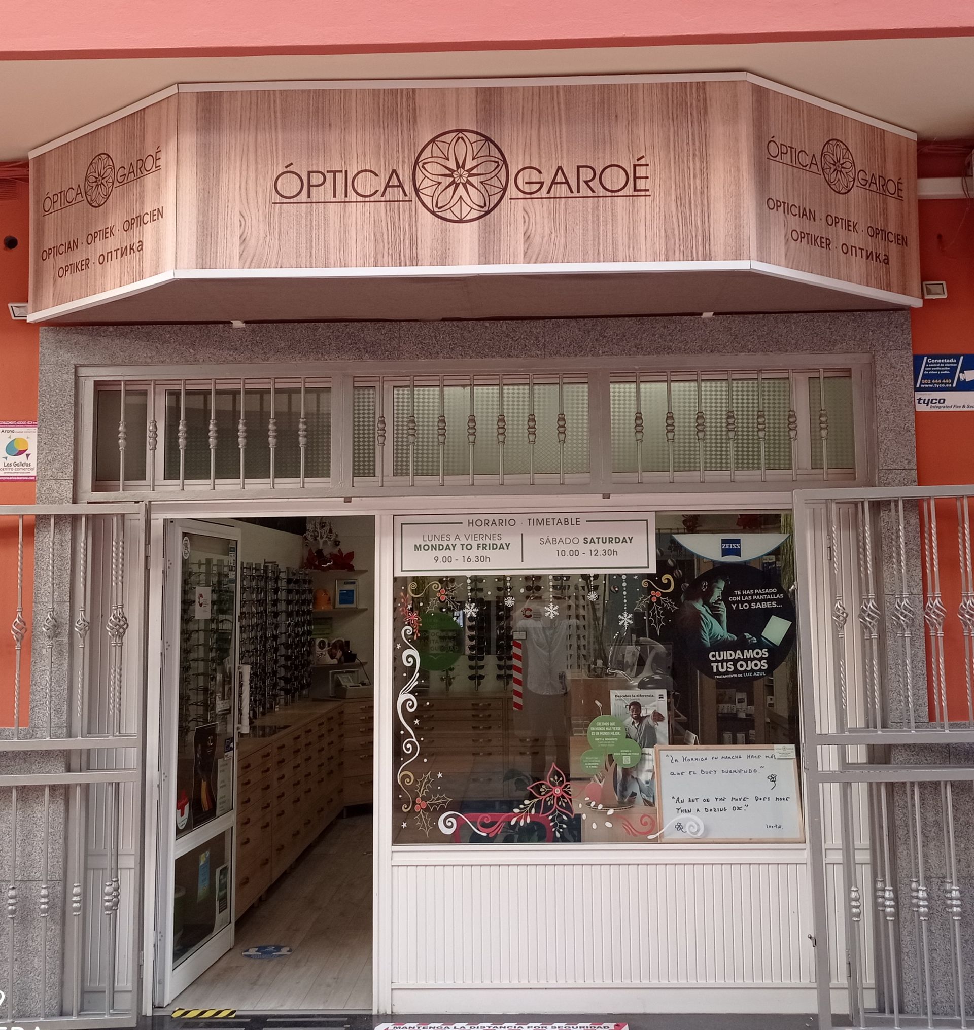 Un escaparate con un cartel que dice óptica garol