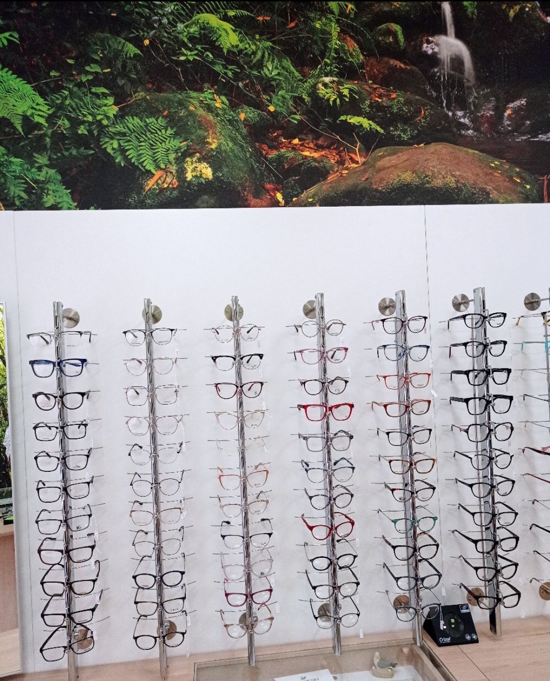 Una fila de vasos colgados en la pared de una tienda.
