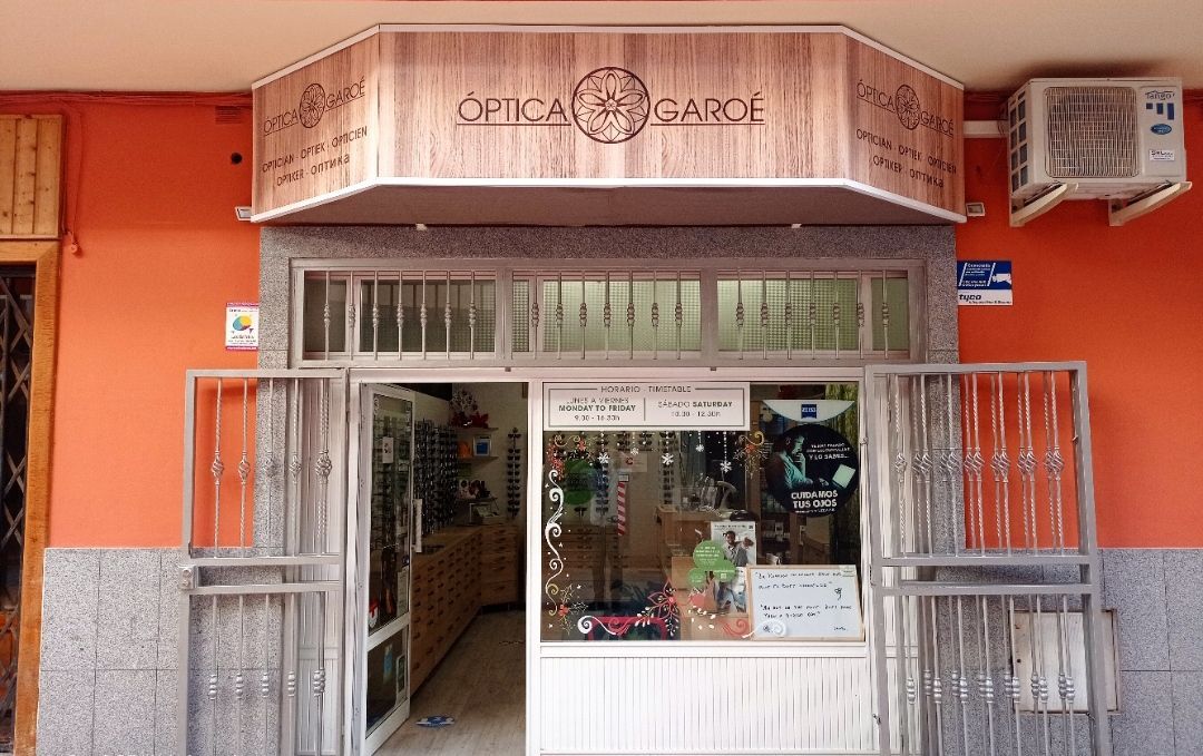 Un escaparate con un cartel que dice 