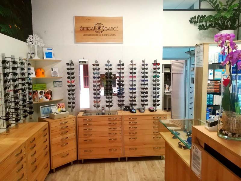 Una óptica con muchas gafas en exposición.