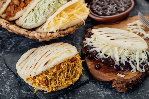 Hay muchos tipos diferentes de comida en la mesa.