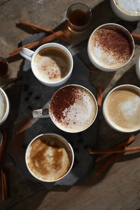 Hay muchos tipos diferentes de café en las tazas sobre la mesa.