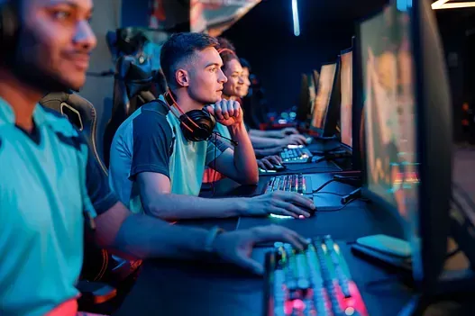 Un grupo de jóvenes está jugando un videojuego en una computadora.
